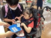 カウンターで本を借りる様子