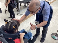 タッチでお礼を伝える様子