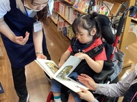 貸し出し体験で本を選ぶ様子