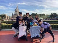 ディズニーランド シンデレラ城を背景に集合写真