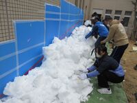 みんなで雪を運び